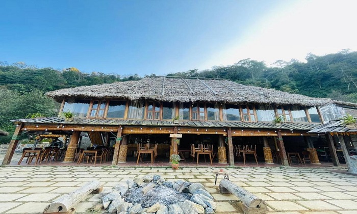 Nhà hàng rộng rãi tại Ecolodge Tà Xùa